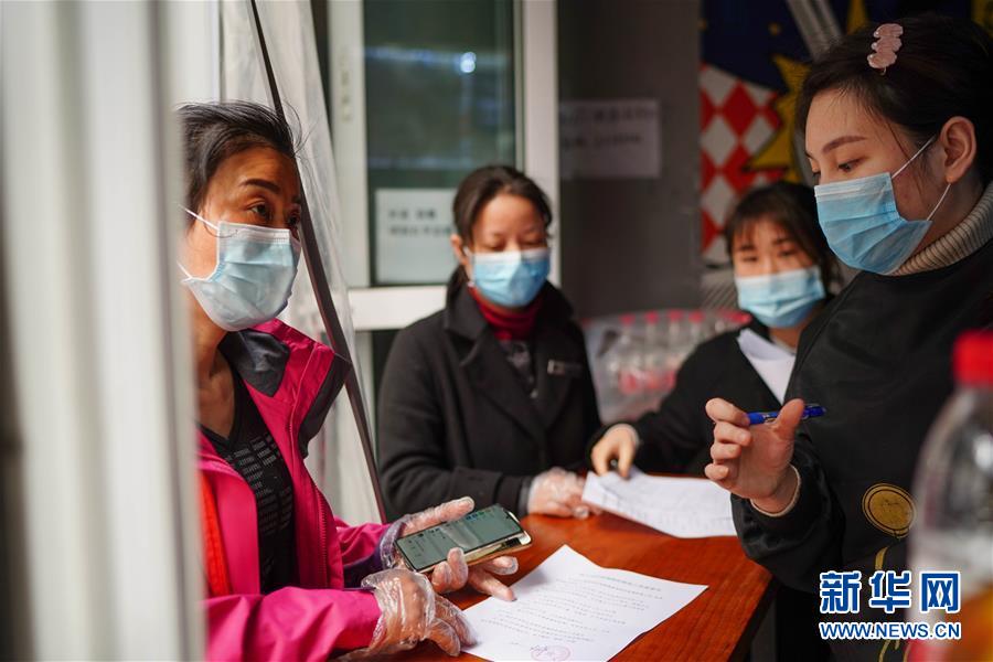 （習(xí)近平致敬的戰(zhàn)&ldquo;疫&rdquo;英雄&middot;社區(qū)工作者篇&middot;圖文互動）（7）他們，堅守一線戰(zhàn)風(fēng)雨