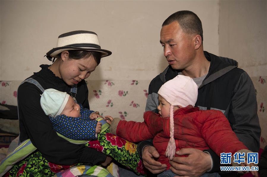 (新華全媒頭條·圖文互動(dòng))(2)春天里的5個(gè)“戰(zhàn)貧”瞬間——習(xí)近平總書記關(guān)于脫貧攻堅(jiān)決策部署指引攻克最后的深貧堡壘