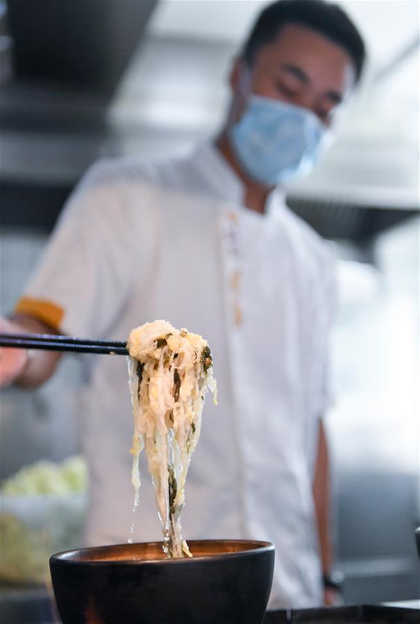 （在習(xí)近平新時(shí)代中國(guó)特色社會(huì)主義思想指引下&mdash;&mdash;新時(shí)代新作為新篇章&middot;習(xí)近平總書(shū)記關(guān)切事&middot;圖文互動(dòng)）（1）讓&ldquo;舌尖上的節(jié)約&rdquo;成為習(xí)慣&mdash;&mdash;全社會(huì)營(yíng)造浪費(fèi)可恥、節(jié)約為榮的氛圍掃描