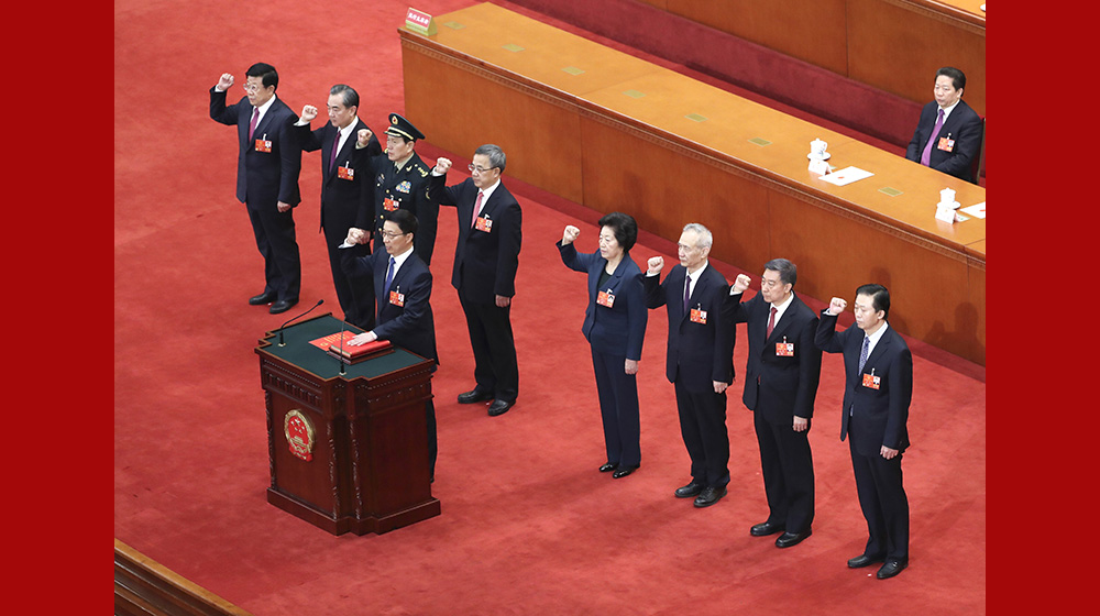 國務(wù)院副總理、國務(wù)委員、秘書長進(jìn)行憲法宣誓