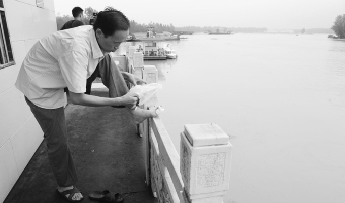 小身板有大力量，拖著腳傷跑新聞