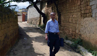 有困難就找&ldquo;張書記&rdquo;:圖說駐村扶貧干部張?zhí)柧? /></a>
<div   id=