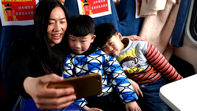 趕往異鄉(xiāng)團(tuán)聚的&ldquo;小候鳥(niǎo)&rdquo;