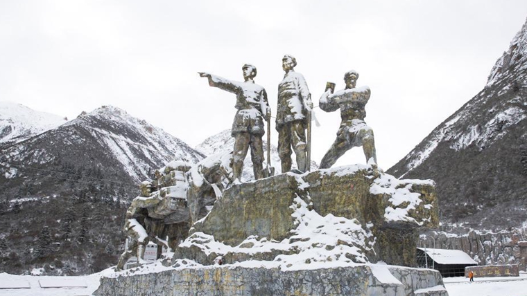 甘當(dāng)路石 民族團結(jié)&mdash;&mdash;&ldquo;兩路&rdquo;精神述評