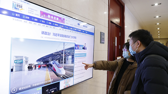 與會(huì)嘉賓在推介會(huì)現(xiàn)場參觀