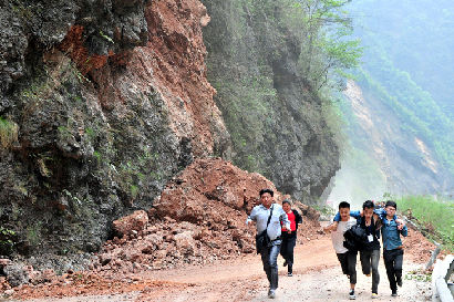 實拍:志愿者冒飛石向災(zāi)區(qū)挺進!