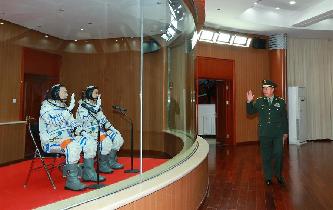 范長龍看望神舟十一號航天員景海鵬、陳冬