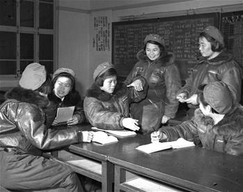 第一批女飛行員：毛澤東稱贊，細(xì)妹子不簡(jiǎn)單，飛得好高啊