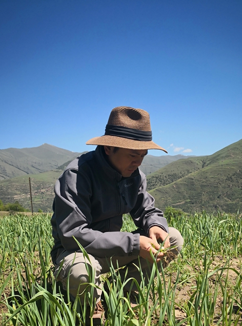 華能駐四川羊高村&ldquo;第一書記&rdquo;葉盛 為羊高村撕下舊標(biāo)簽