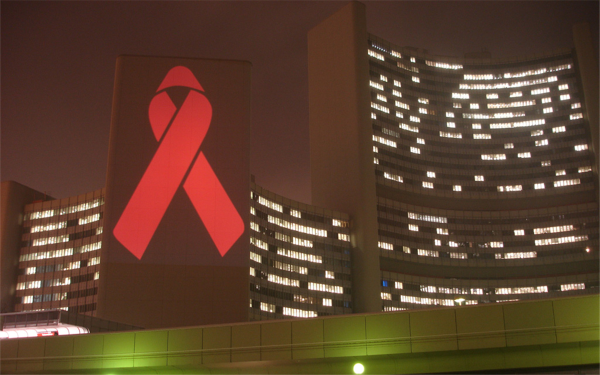 在世界艾滋病日，聯(lián)合國總部大樓點(diǎn)亮紅絲帶標(biāo)志