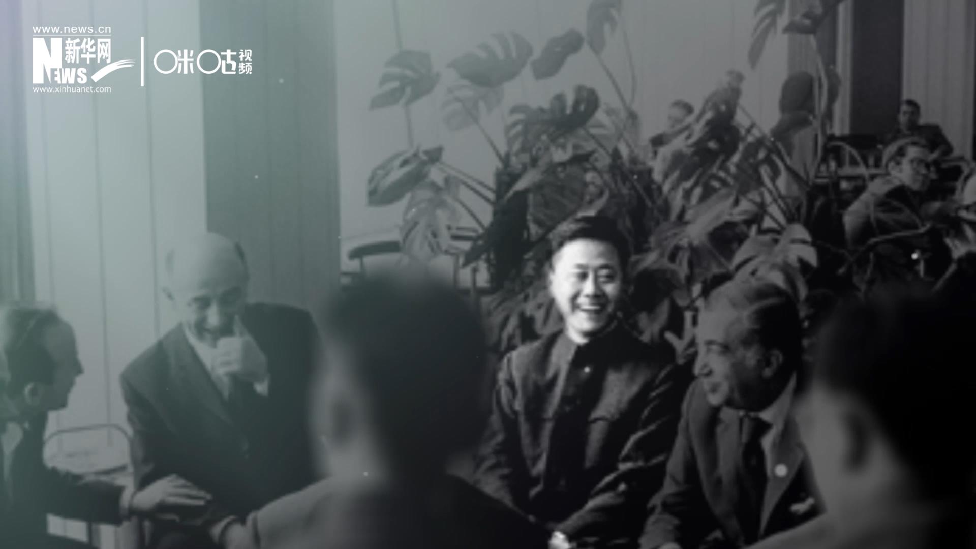 照片里的這個人是高梁，原新華社國際部記者。原本作為代表團隨行記者的他接到通知，由他帶領(lǐng)一支先遣小組先行去紐約。