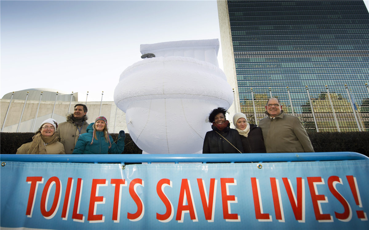 &ldquo;世界廁所日&rdquo;，聯(lián)合國總部大樓前的口號條幅
