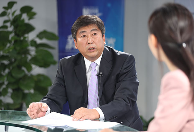 具體落在實處就是把方向，管大局，保落實