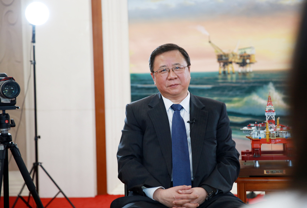 堅持黨的領(lǐng)導(dǎo)、加強黨的建設(shè)，是國有企業(yè)的光榮傳統(tǒng)。