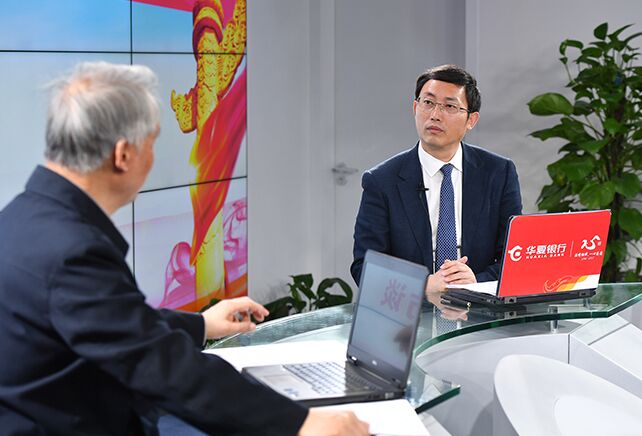 您再給我們梳理一下，黨章中有關&ldquo;基本路線&rdquo;的修改情況。