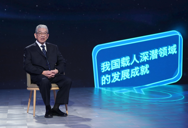 抱著要建造先進(jìn)的海軍裝備保家衛(wèi)國(guó)的心愿，考入了交通大學(xué)造船系