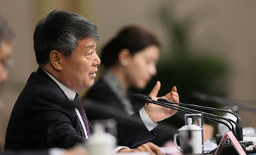 徐紹史答記者問(wèn)