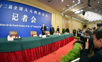 尚福林、劉士余、項(xiàng)俊波等步入會(huì)場(chǎng)