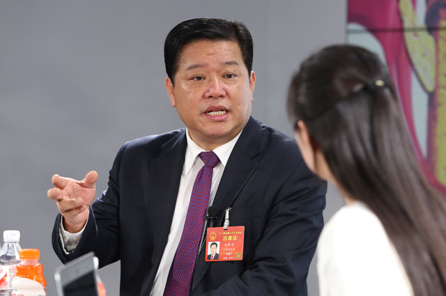 一絲不茍摘窮帽，全力以赴拔窮根