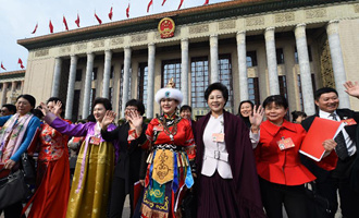 閉幕會后，代表走出人民大會堂