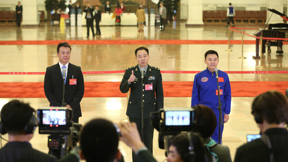 趙宏博、景海鵬、唐嘉陵代表接受采訪