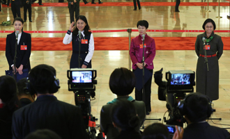 吳敏霞、杜玉濤、蒙曼、盧麗安代表接受采訪