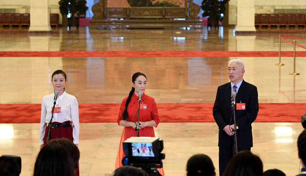 肖笑波、侯艷、徐俊接受采訪