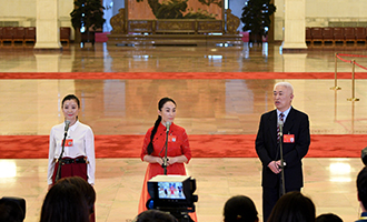 肖笑波、侯艷、徐俊代表接受采訪