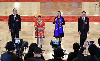 蔡松濤、杜麗群、楊小玲、賈立群代表接受采訪