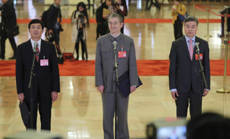 吳曉光、胡偉武、金東寒代表接受采訪