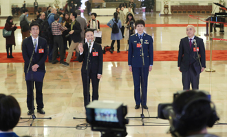 王辰、楊潔、劉文力、王旭東代表接受采訪