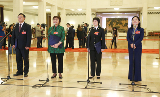 蔣成華、邵蕓、甘露、周宇代表接受采訪