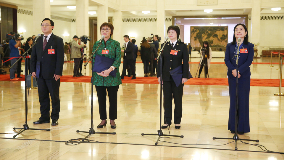 蔣成華、邵蕓、甘露、周宇代表接受采訪