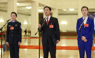 李貝、裴春亮、丁寧代表接受采訪