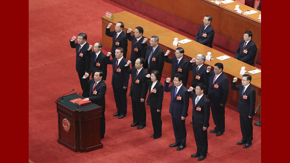 新當(dāng)選的全國人大常委會副委員長、秘書長進行憲法宣誓