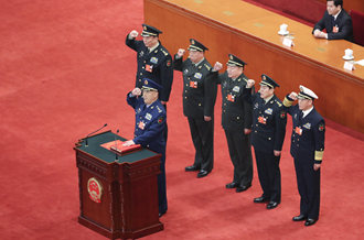 中央軍委副主席、委員進(jìn)行憲法宣誓