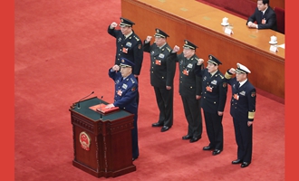 中央軍委副主席、委員進行憲法宣誓