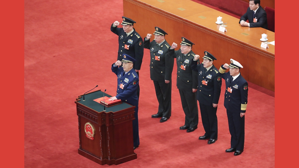 中央軍委副主席、委員進行憲法宣誓