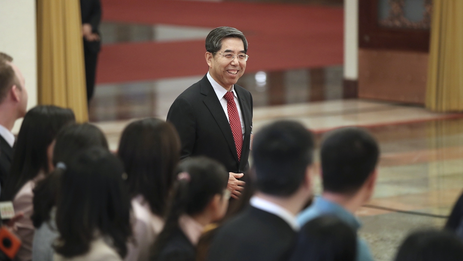 馬建堂步入&ldquo;部長通道&rdquo;，準(zhǔn)備接受采訪