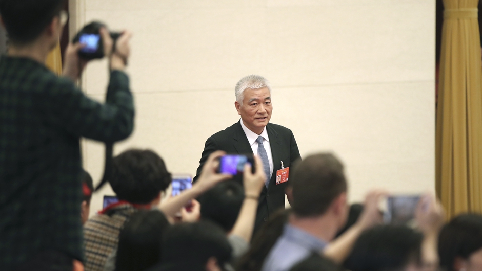 王志剛步入&ldquo;部長通道&rdquo;，準(zhǔn)備接受采訪