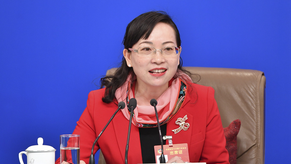 全國(guó)政協(xié)委員、湖南省湘西土家族苗族自治州政協(xié)副主席 石紅