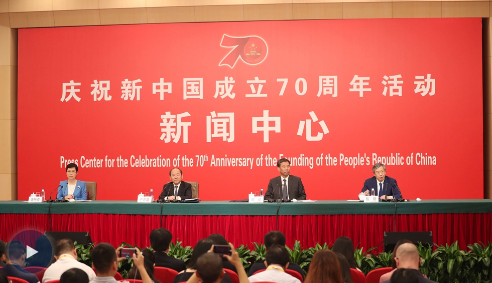 以新發(fā)展理念為引領(lǐng)，推進(jìn)中國(guó)經(jīng)濟(jì)平穩(wěn)健康可持續(xù)發(fā)展