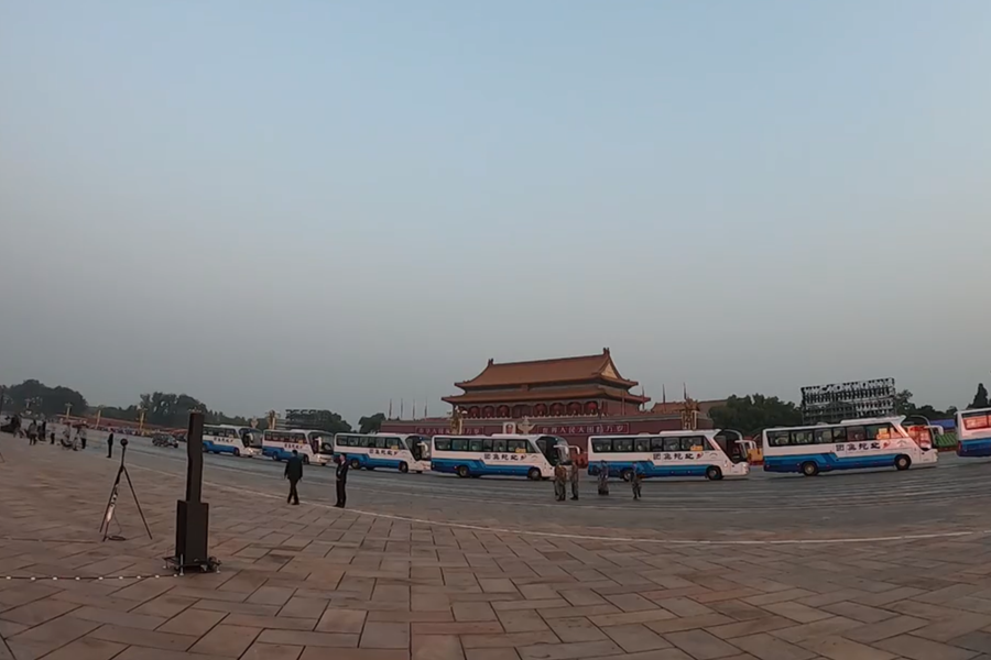 10月1日清晨的天安門城樓和長安街，燈火通明，正在準(zhǔn)備慶祝大會(huì)的工作人員雖然緊張忙碌，但仍顯得井然有序