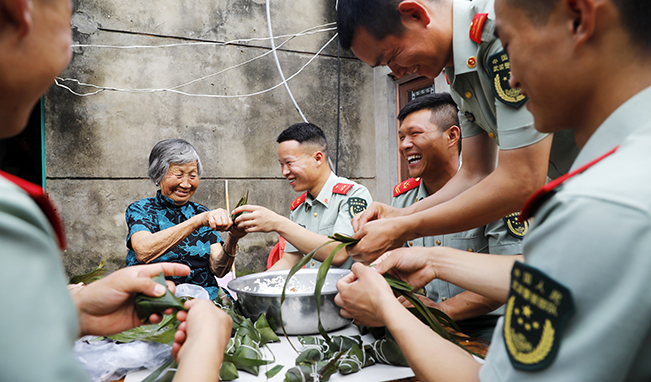 端午節(jié)，家里來了親人子弟兵