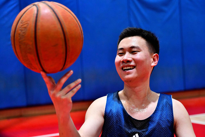 撞上&ldquo;錦鯉&rdquo;的籃球迷蘇柯帆：熱愛(ài)帶給你陽(yáng)光