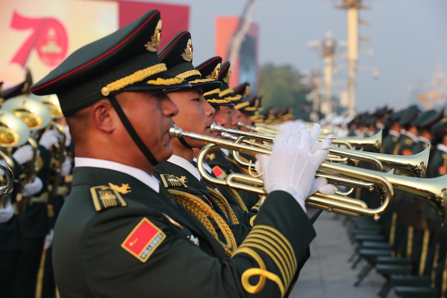 解放軍聯(lián)合軍樂團(tuán)在廣場就位后進(jìn)行準(zhǔn)備工作和試奏。據(jù)了解，解放軍聯(lián)合軍樂團(tuán)此次演奏是從開國大典至今歷次閱兵以來演奏曲目最多的一次，不少曲目是為此次閱兵量身打造的全新作品，此次也是歷次女演奏員最多的一次。