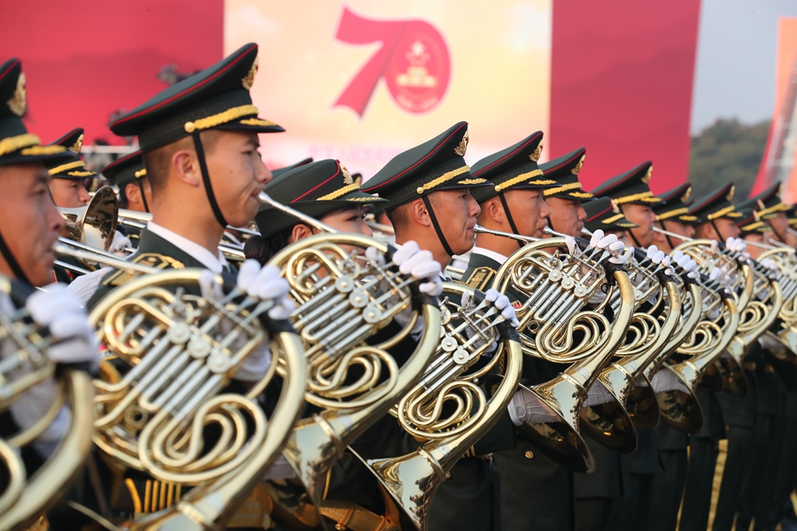 解放軍聯(lián)合軍樂團(tuán)在廣場就位后進(jìn)行準(zhǔn)備工作和試奏。據(jù)了解，解放軍聯(lián)合軍樂團(tuán)此次演奏是從開國大典至今歷次閱兵以來演奏曲目最多的一次，不少曲目是為此次閱兵量身打造的全新作品，此次也是歷次女演奏員最多的一次。