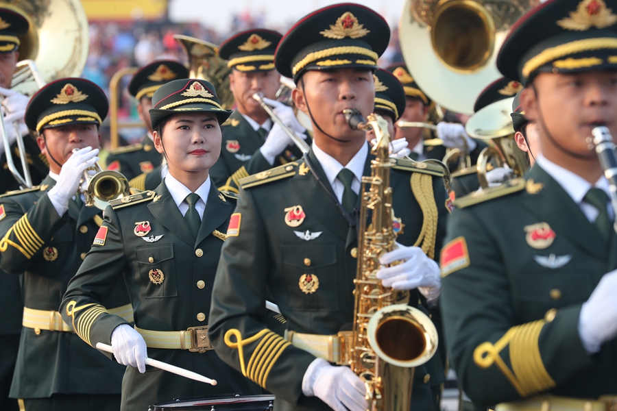 解放軍聯(lián)合軍樂團(tuán)在廣場就位后進(jìn)行準(zhǔn)備工作和試奏。據(jù)了解，解放軍聯(lián)合軍樂團(tuán)此次演奏是從開國大典至今歷次閱兵以來演奏曲目最多的一次，不少曲目是為此次閱兵量身打造的全新作品，此次也是歷次女演奏員最多的一次。