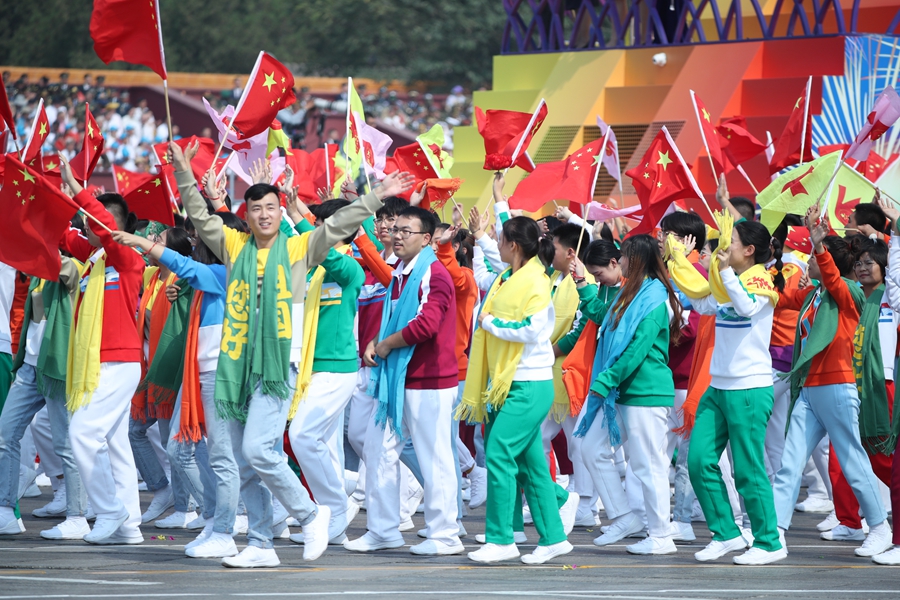 群眾大游行，歡樂的海洋！