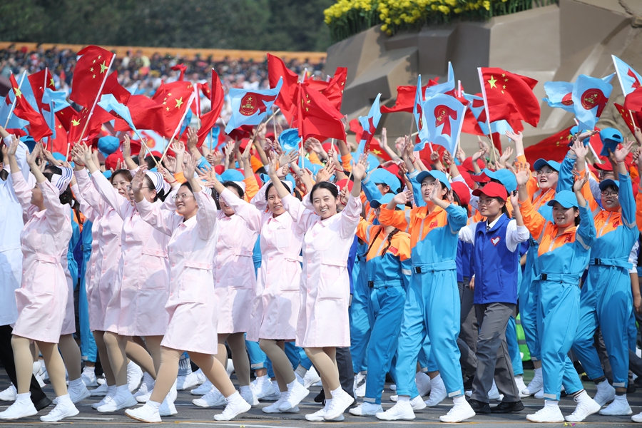 群眾大游行，歡樂的海洋！